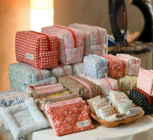 Nhiều túi vải xếp chồng trên bàn